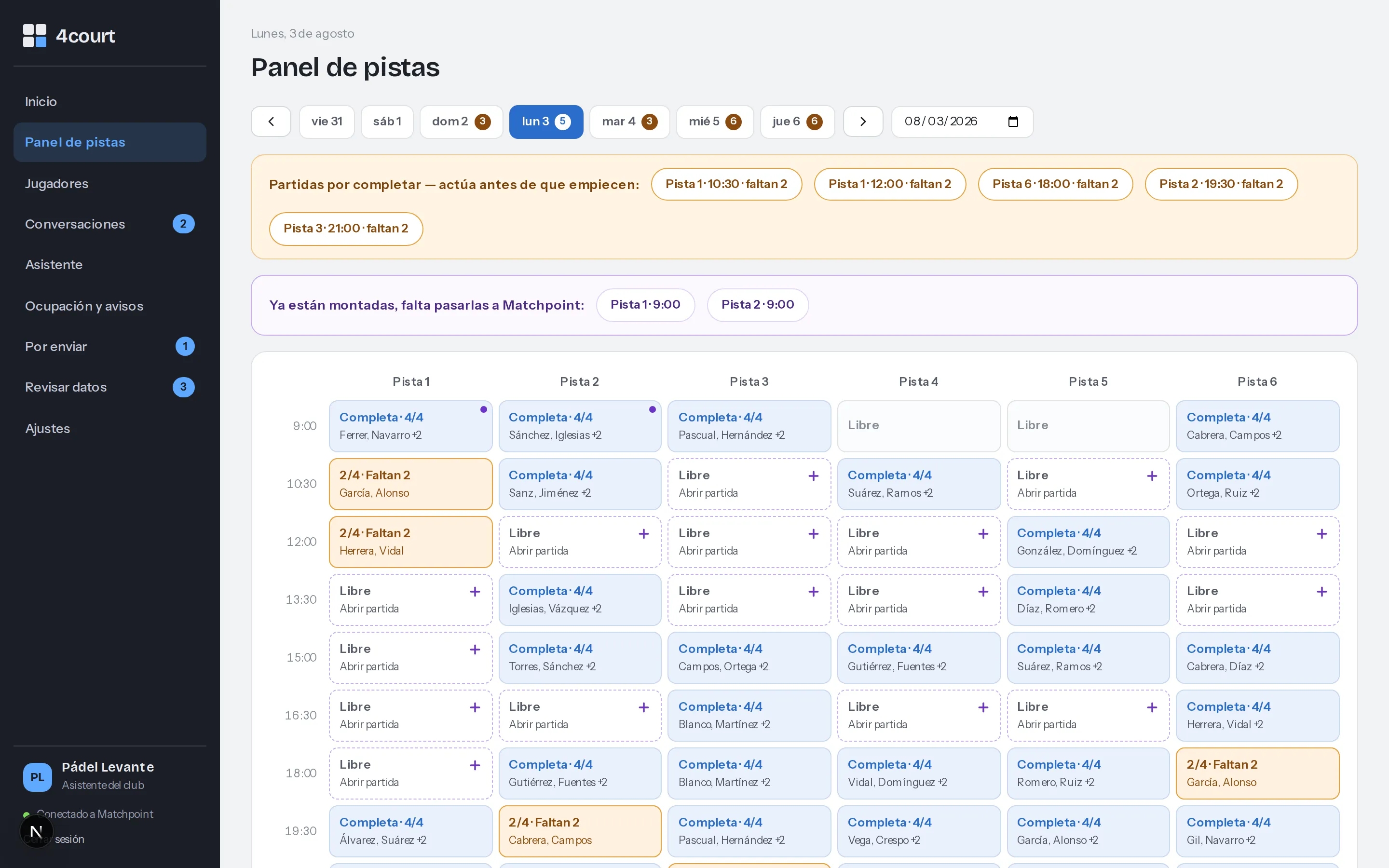 Panel de pistas de AI4Padel: parrilla del lunes con seis pistas, partidas completas y partidas con plazas por cubrir